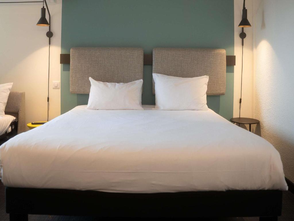 
Standard Room with One Double Bed and One Single Bed
