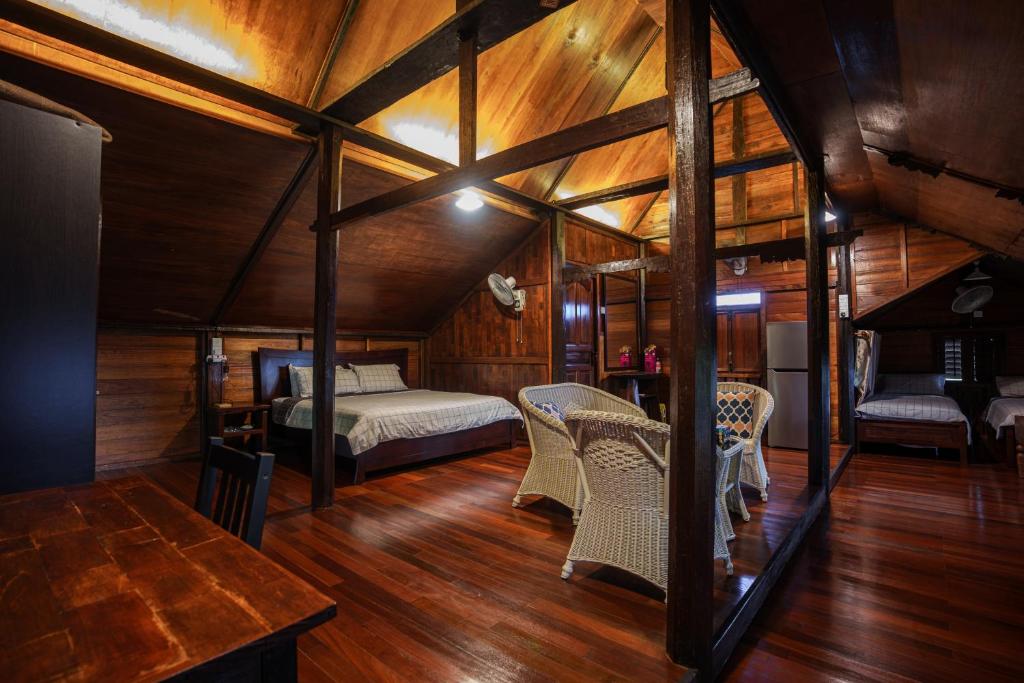 um quarto com uma cama, uma mesa e cadeiras em Nagari by the Hills at N9 em Pantai