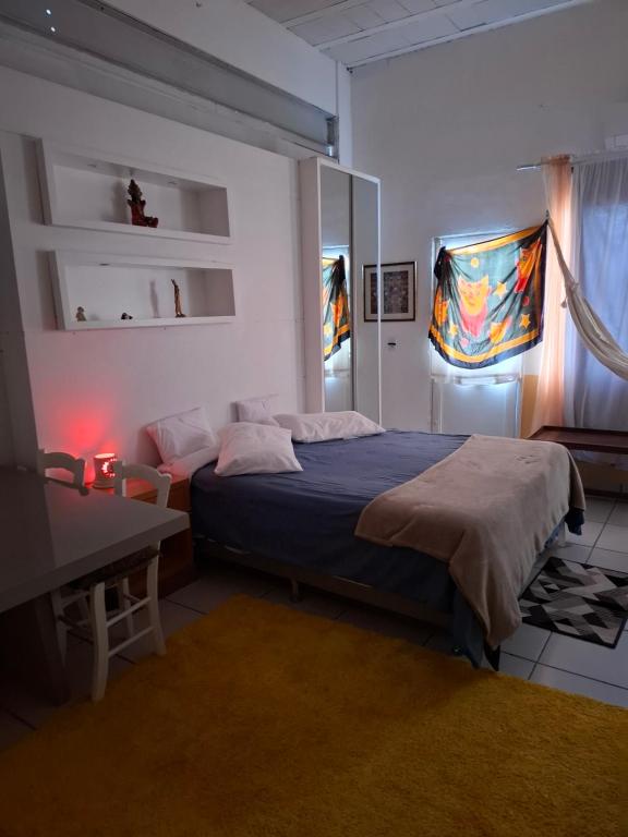 Un dormitorio con una cama y un escritorio y una ventana. en Branco Por do sol próximo aeroporto, en Porto Alegre