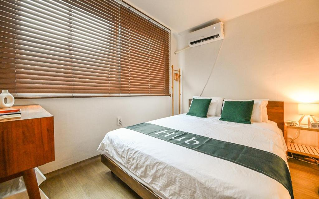 Postel nebo postele na pokoji v ubytování 부산역 7분, 부산항 국제여객터미널, 국제시장, 영도,3룸 8인