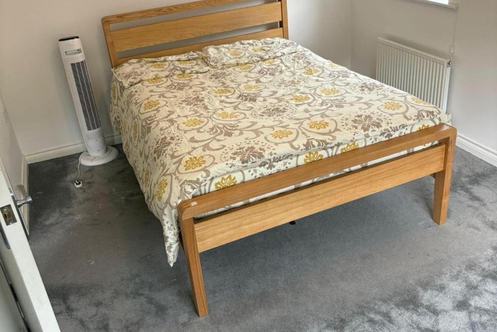 En eller flere senge i et værelse på House - Sleeps 5 Private Parking & Pets Allowed