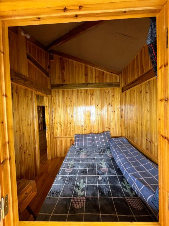 Un interior de una habitación con una cama dentro. en Bau's Sapa Homestay, 