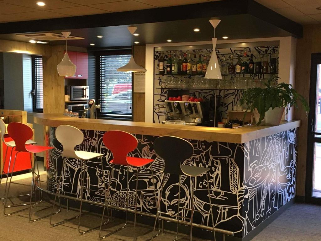 Ο χώρος του lounge ή του μπαρ στο ibis Toulouse Pont Jumeaux