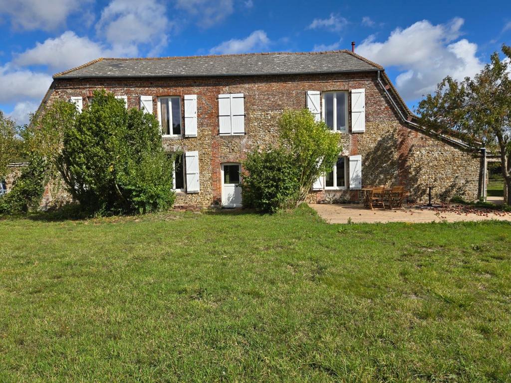 Notre-Dame-du-HamelにあるMaison en brique calme, nature, confortの古煉瓦造りの家