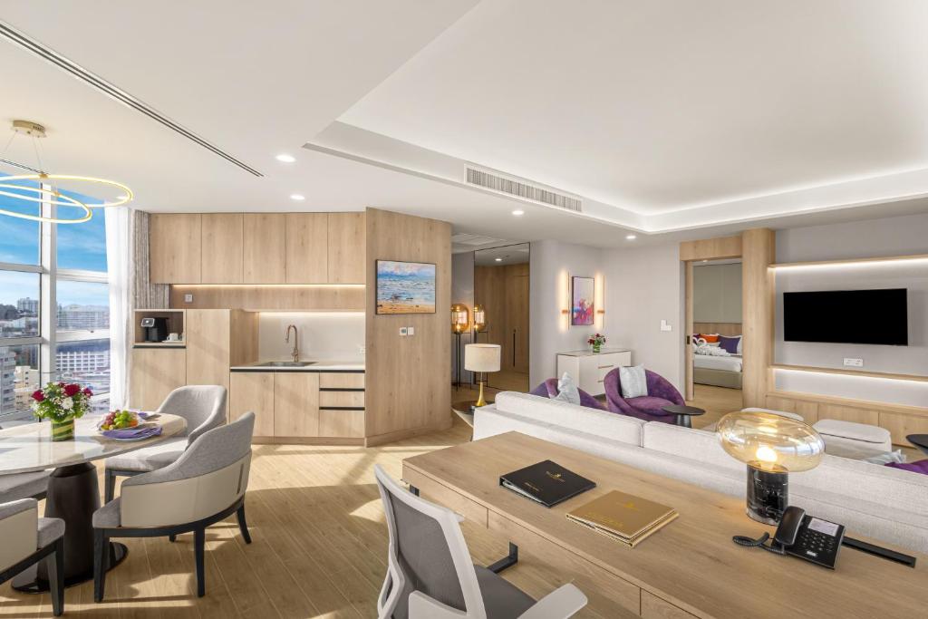 
One-Bedroom Regency Suite - Modern Style
