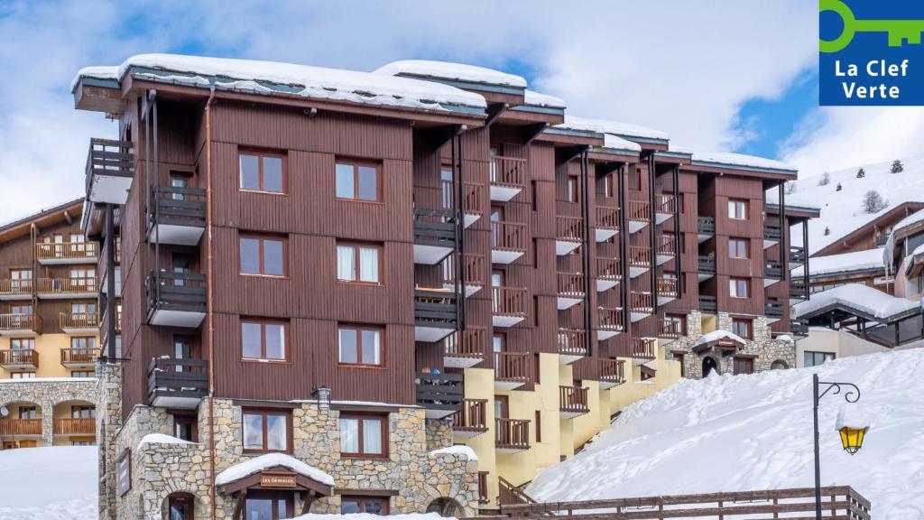 Un edificio con nieve delante en Résidence Pierre & Vacances Les Gémeaux, en Belle Plagne
