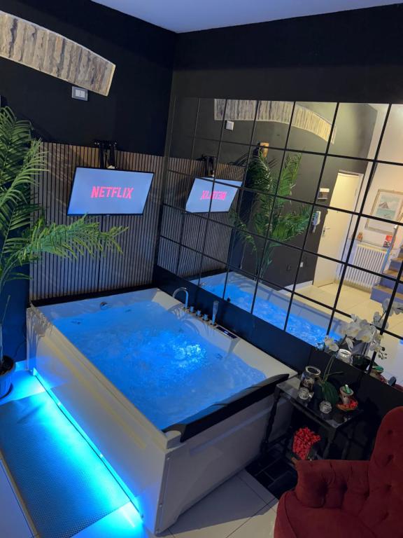 Bazén v ubytování AMA Esclusive SPA Madama nebo v jeho okolí