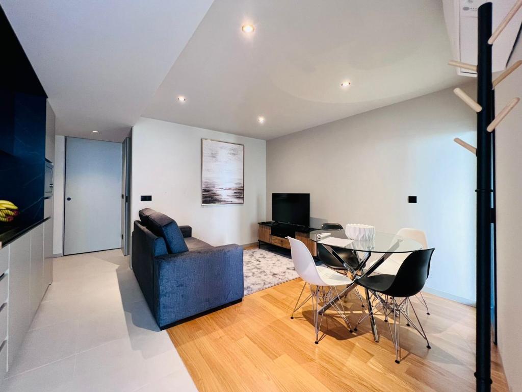 un soggiorno con un divano e un tavolo di Granja Premium House ad Aveiro