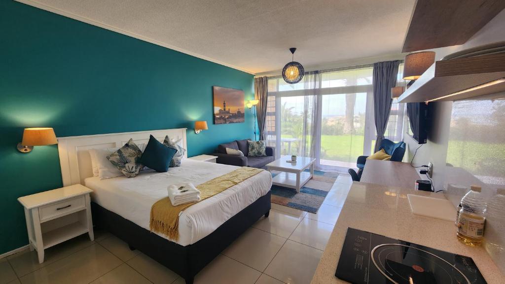 SummerstrandにあるSerenity at Brookes Hill Suitesのベッドとリビングルームのある寝室