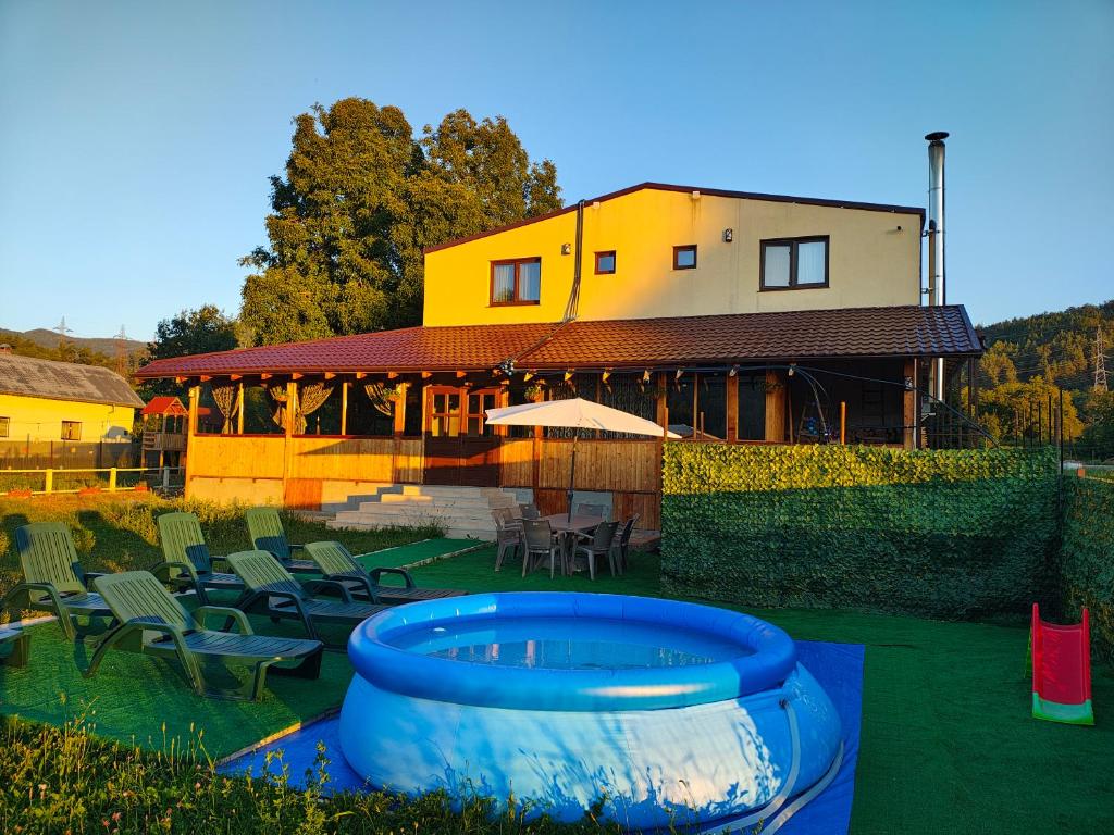 ein Haus mit einer blauen Badewanne im Garten in der Unterkunft La Amy in Pangarati