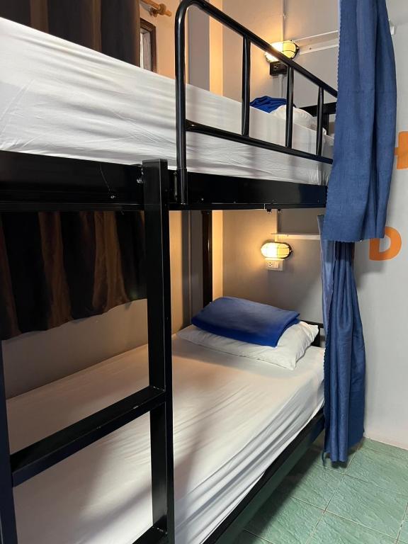 Revolution Pai In Town - Cama En Habitación Compartida Mixta De 8 Camas