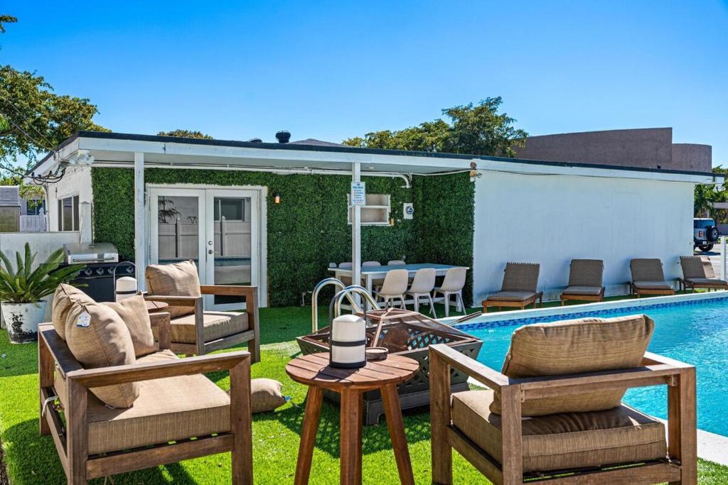 Mins 2 Beach, Pool, Gated, PingPong, Fire Pit, BBQ, Abbeyville (2025-ös ...