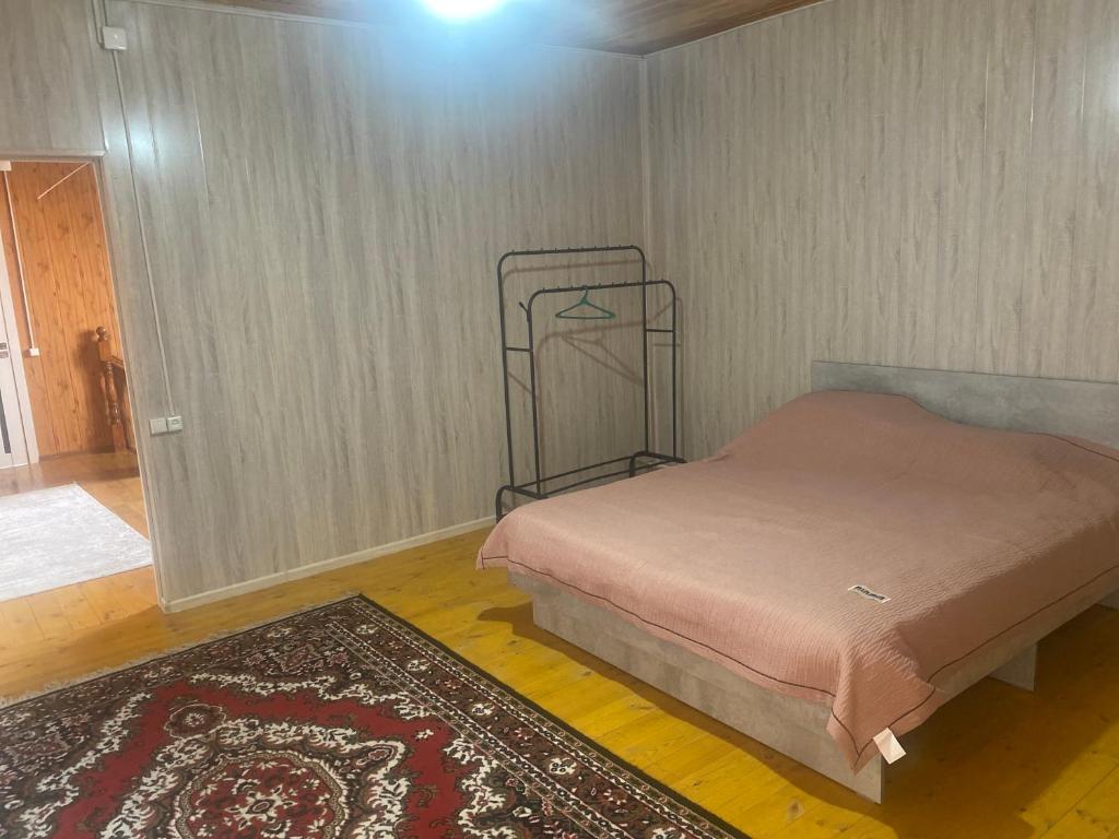 Ένα ή περισσότερα κρεβάτια σε δωμάτιο στο Guest House Karakol