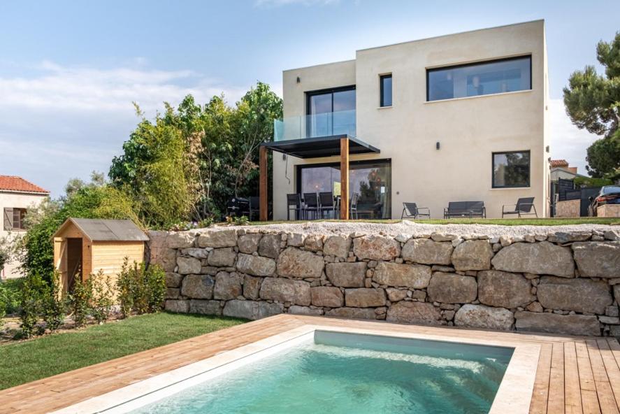 Bazén v ubytování Villa avec piscine Saint-Paul-de-Vence 9P nebo v jeho okolí