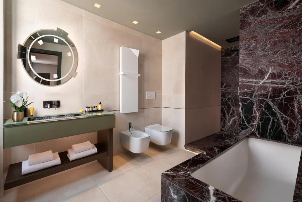 The Pantheon Iconic Rome Hotel, Autograph Collection - One Bedroom Junior Suite With Two Double Beds