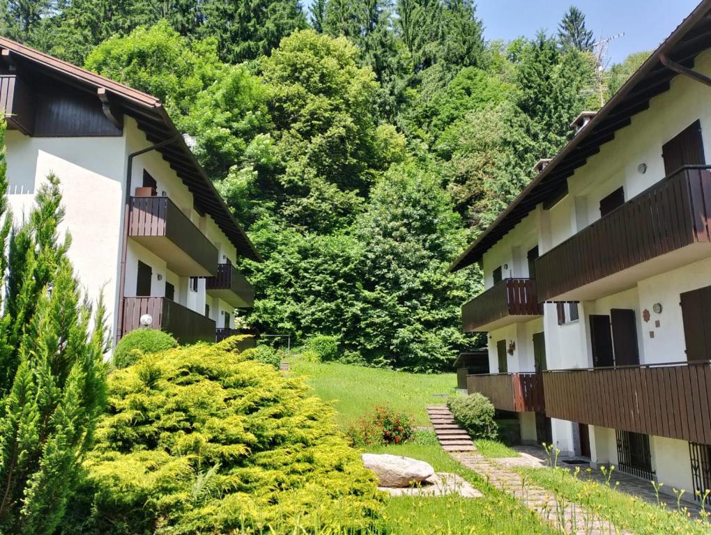 a view of the courtyard of a building at Piera' s House in Caderzone