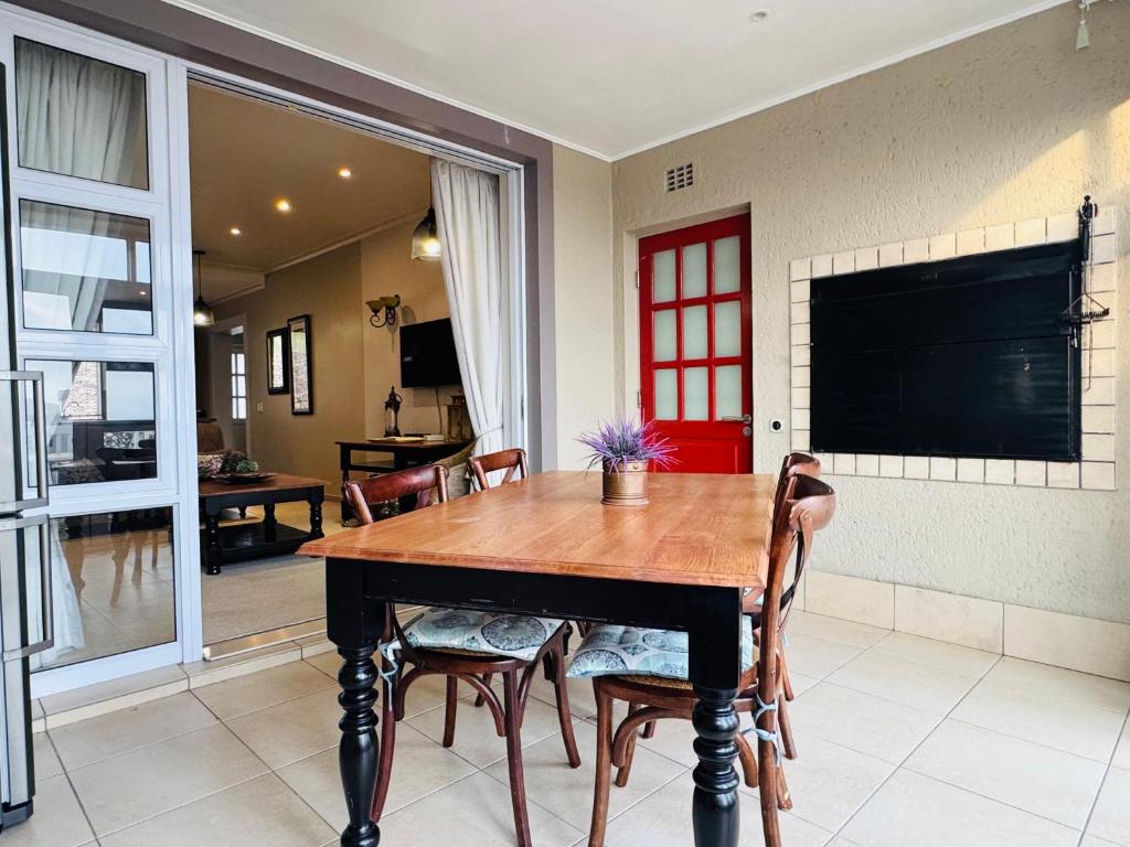 Μια τηλεόραση ή/και κέντρο ψυχαγωγίας στο Luxurious 3 Bedroom Villa
