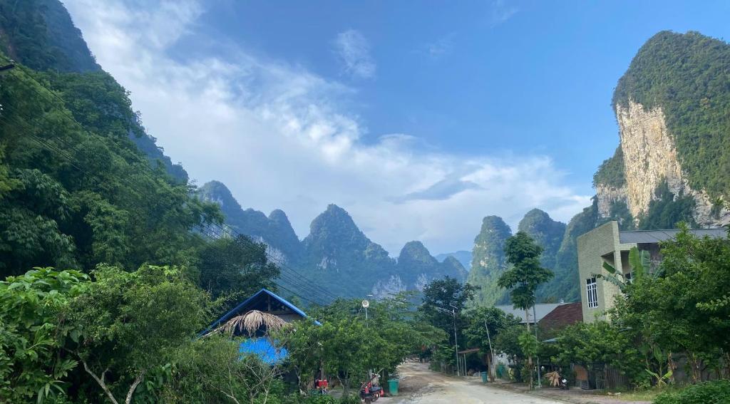 a view of a valley with mountains in the background at Homestay trọng hiếu in Na Tong