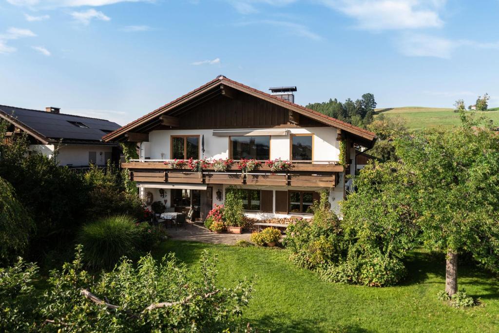 ein Haus mit einem Balkon mit Blumen darauf in der Unterkunft Ferienwohnung Martin OA in Sonthofen
