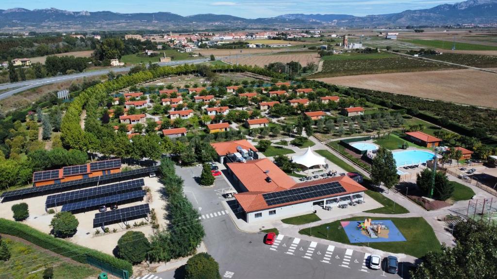 une vue aérienne d'un complexe hôtelier avec piscine dans l'établissement Natura Resorts, à Casalarreina