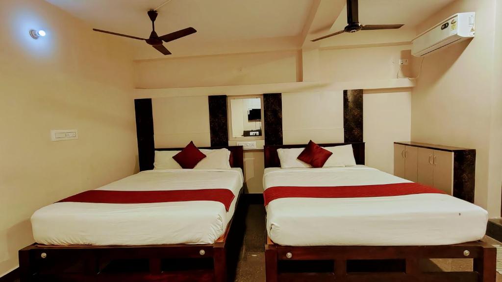 Una cama o camas en una habitación de Vel Residency - Big Temple Road