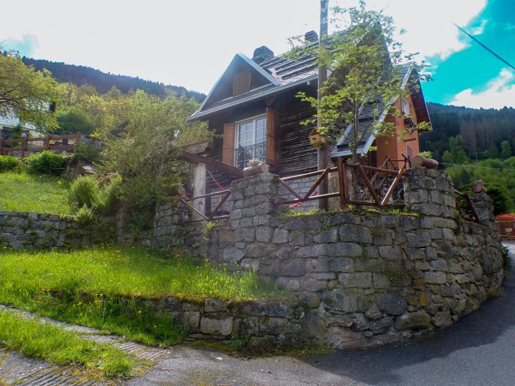 a house on top of a stone wall at La Stellina in Garda