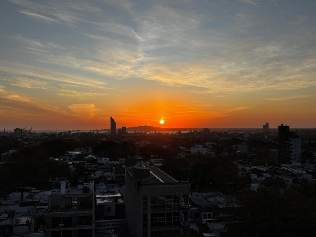 ein Blick auf eine Stadt bei Sonnenuntergang in der Unterkunft A Pasos Tres Cruces in Montevideo