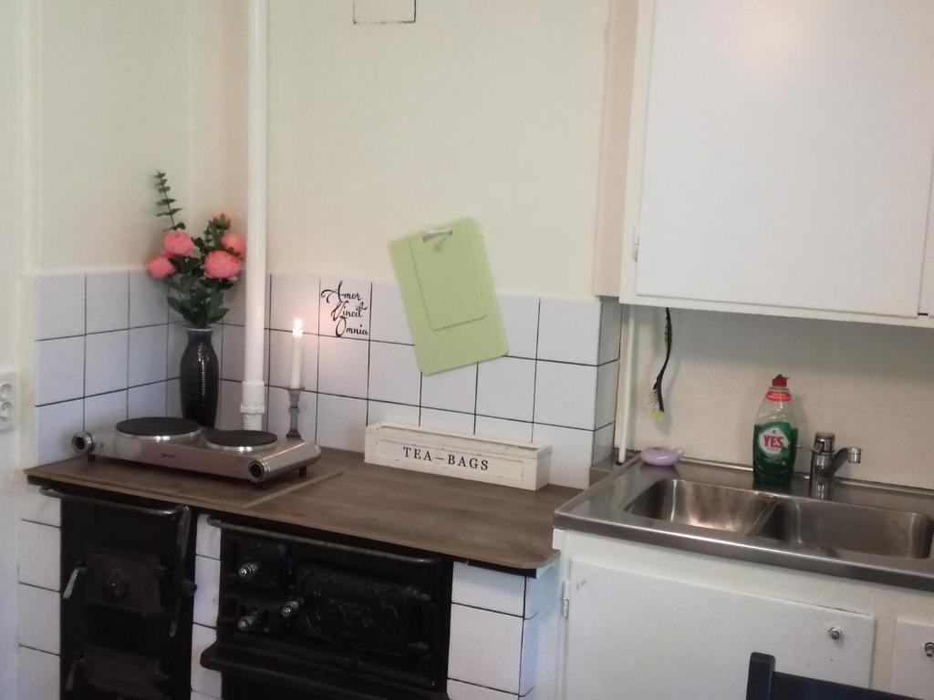 Kuchyň nebo kuchyňský kout v ubytování Molidens Gästgiveri Jönköping