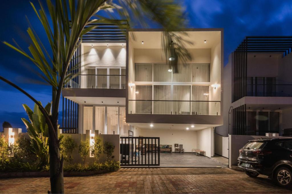 un edificio con un'auto parcheggiata di fronte di Diamond Blue Pool Villa Private Pool Veg Food a Dod Ballāpur