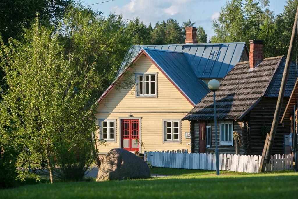 una casa con un panel solar en el techo en Rosma Mill Holiday House, en Põlva