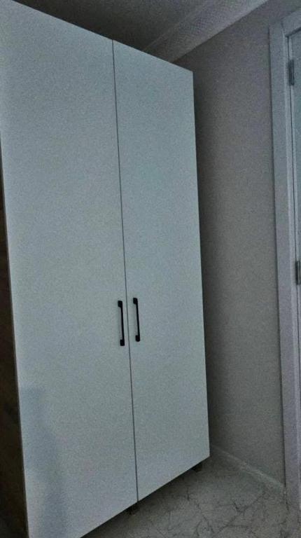une armoire blanche dans l'angle d'une pièce dans l'établissement Eliska, à Gonio