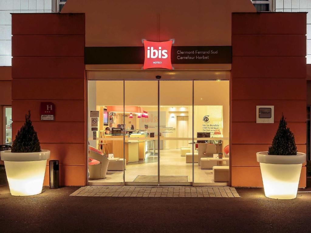Una tienda con dos ollas grandes delante. en ibis Clermont Ferrand Sud Herbet, en Clermont-Ferrand