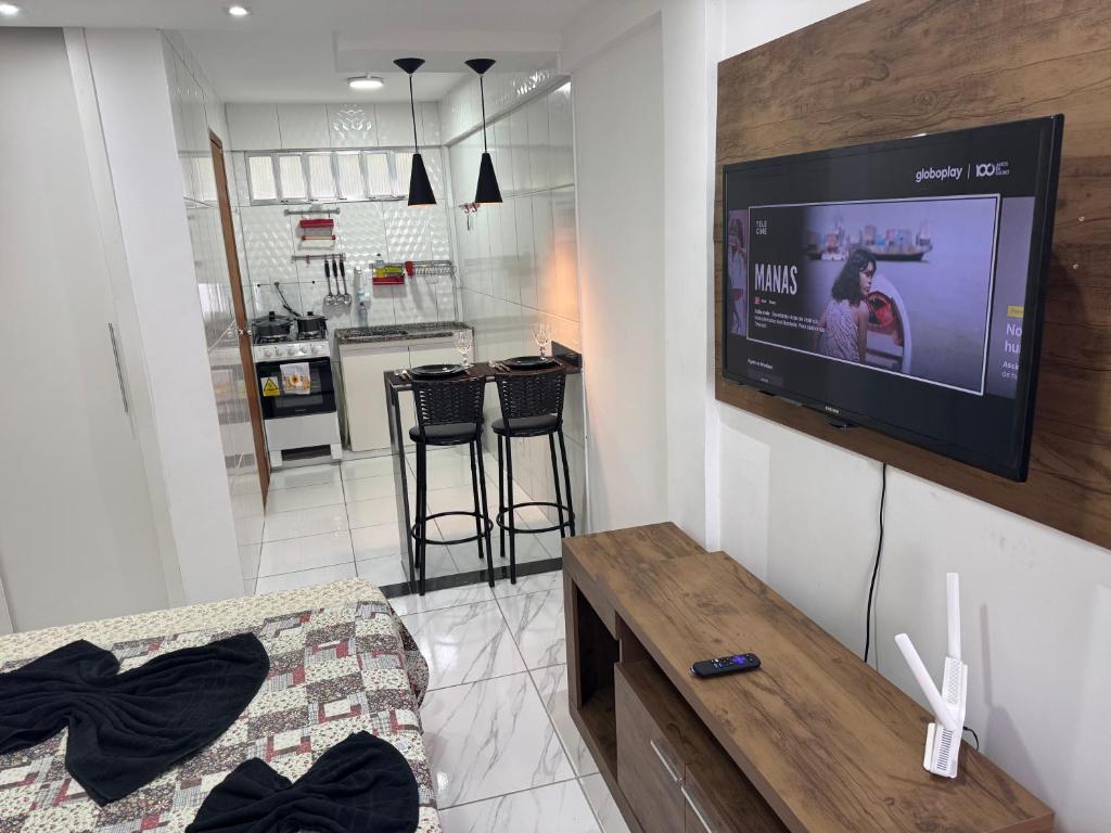 Un televizor și/sau centru de divertisment la Loft em condomínio próximo à entrada da cidade