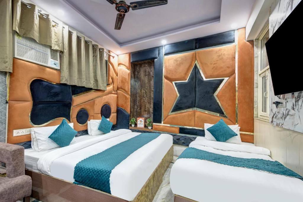 2 camas en una habitación con una estrella en la pared en ERO By Family Hotels - Main Market New Delhi, en Nueva Delhi