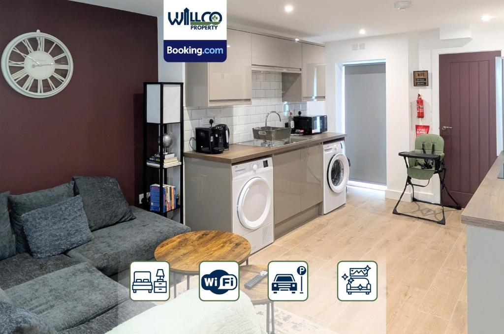 ein Wohnzimmer mit Couch und Küche in der Unterkunft 5BR House By WillCo Property Short Lets & Serviced Accommodation Derby With Games, Parking Perfect For Contractors in Derby
