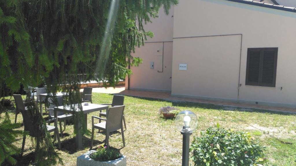 una mesa y sillas en un patio junto a un edificio en B&B Vetralla, en Fabriano