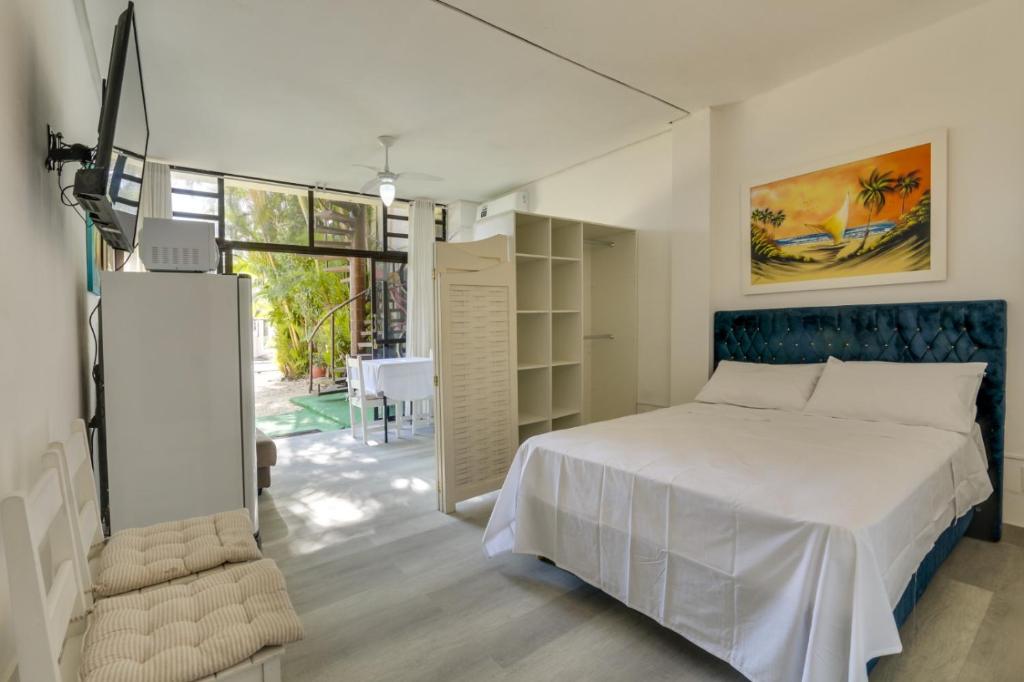 um quarto com uma cama com cabeceira azul em Pousada Cancun em Florianópolis