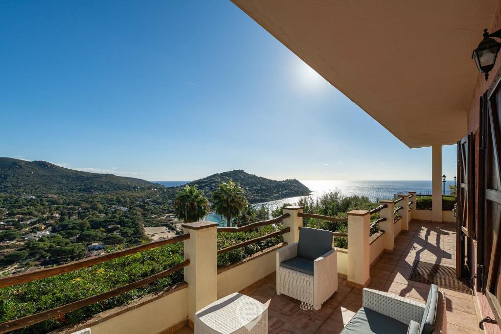 un balcon avec vue sur l'océan dans l'établissement Aqua Vista Escape, à Marongiu 49 autres photos