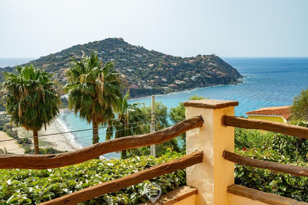 une clôture avec vue sur la plage et l'océan dans l'établissement Aqua Vista Escape, à Marongiu