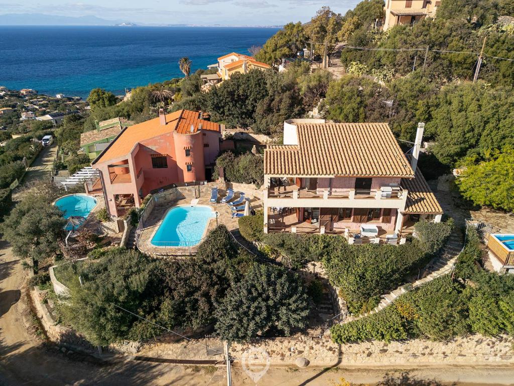 une vue aérienne d'une maison avec piscine dans l'établissement Aqua Vista Escape, à Marongiu