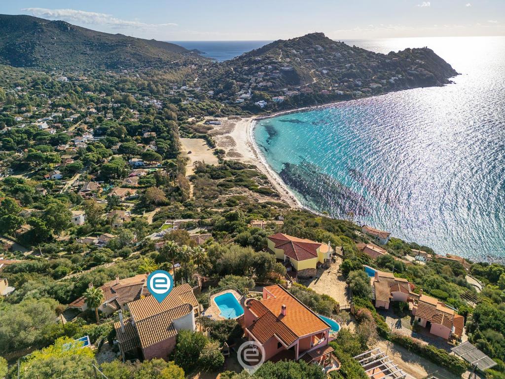 - une vue aérienne sur une plage avec des maisons et l'océan dans l'établissement Aqua Vista Escape, à Marongiu