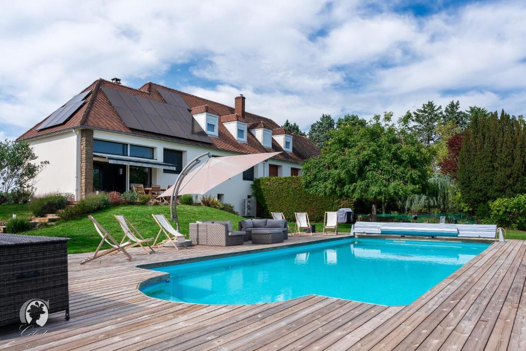 ベルリーヴ・シュル・アリエにあるVilla Solénaのスイミングプールとウッドデッキ付きの家