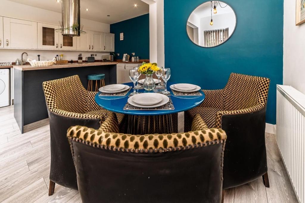 BalbyにあるThe Yorkshire House, 3-Bed, Parking & Netflixのダイニングルーム(青いテーブルと椅子付)