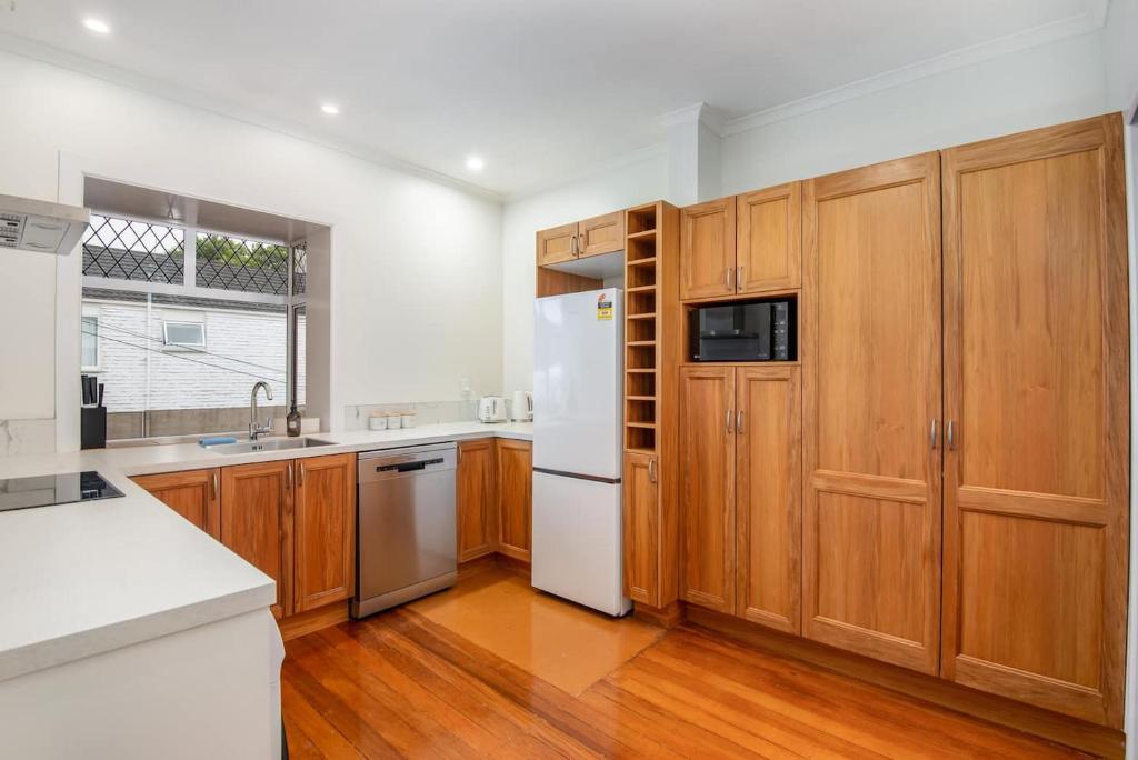 Spacious 3-bedroom Home In Roslyn With Views - Resim 2