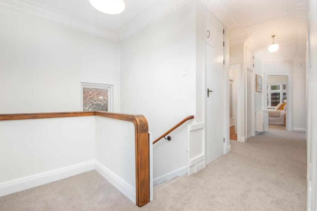 Spacious 3-bedroom Home In Roslyn With Views - Resim 13