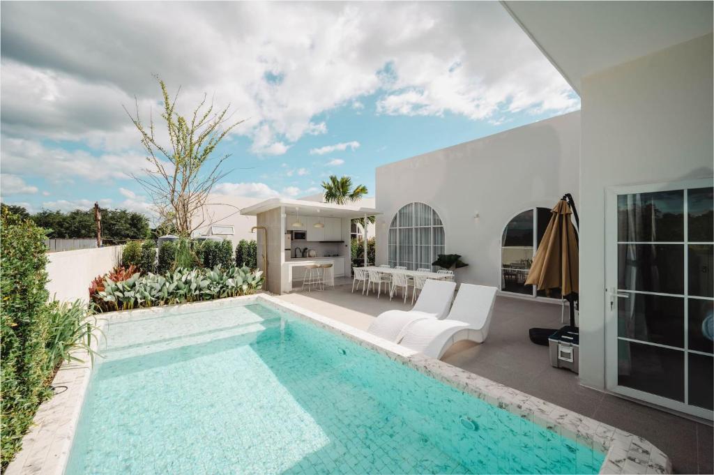 Bazén v ubytování MiraMaya Luxury Mountain View Private Pool Villa 3 nebo v jeho okolí