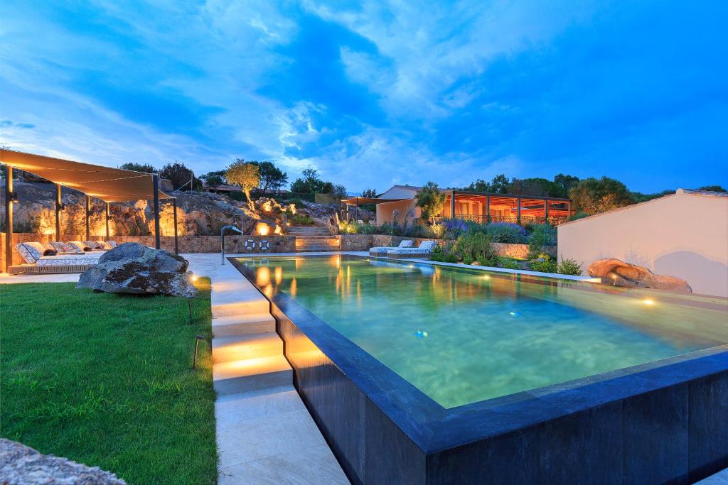 Πισίνα στο ή κοντά στο Villa Six - Your Seaside Retreat at Salinedda Beach Villas