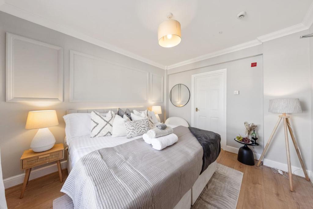 ein Schlafzimmer mit einem Bett, auf dem ein Teddybär liegt in der Unterkunft Long Stay Ready King Bed Kitchen WiFi Town in Gravesend