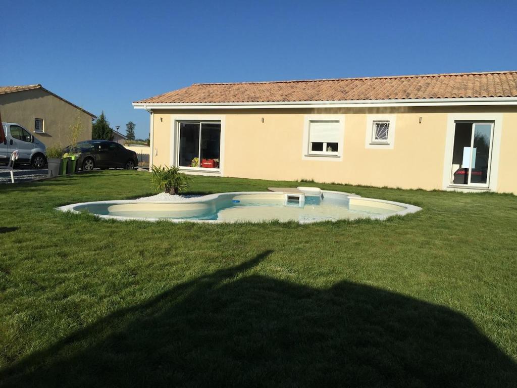 Πισίνα στο ή κοντά στο Belle maison avec piscine au coeur du medoc