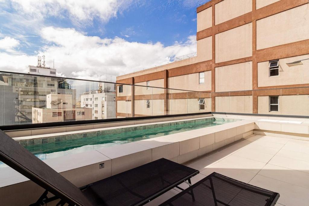 una piscina sul tetto di un edificio di BHomy Step a San Paolo